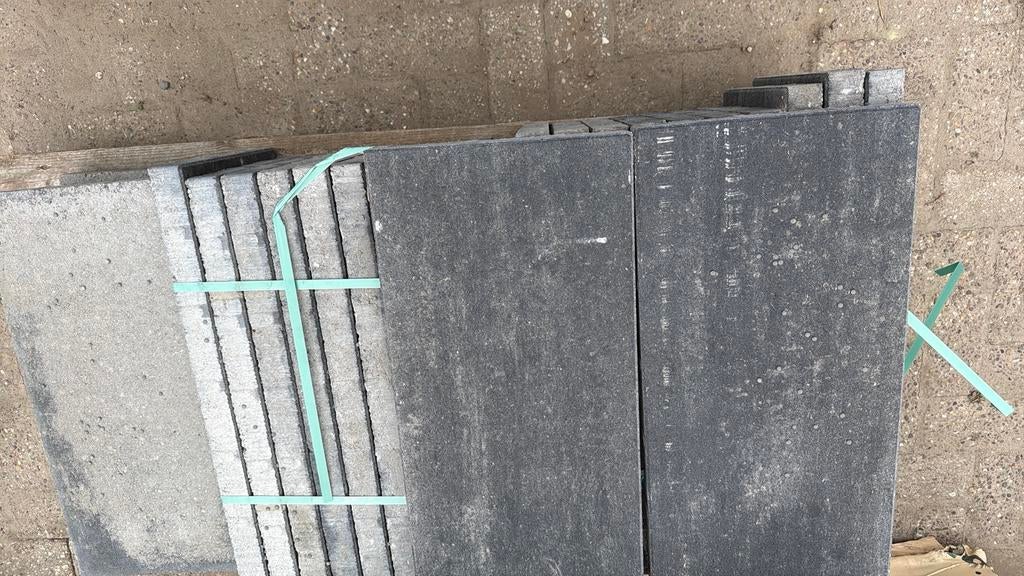 Ruim 4,5 m2 betontegel soft comfort 30x60x4 grijs/zwart, Ophalen, Zo goed als nieuw, Beton, Terrastegels