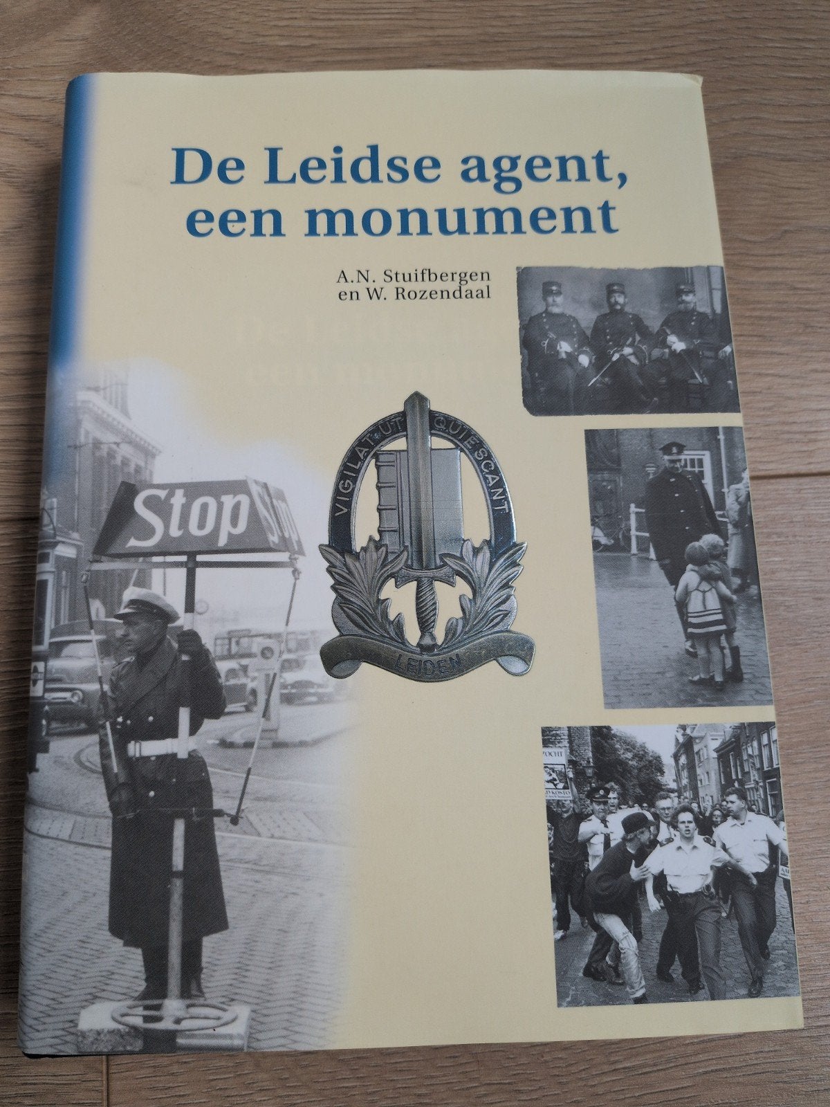 De Leidse agent, een monument, Ophalen of Verzenden, Zo goed als nieuw, Stuifbergen & Rozendaal