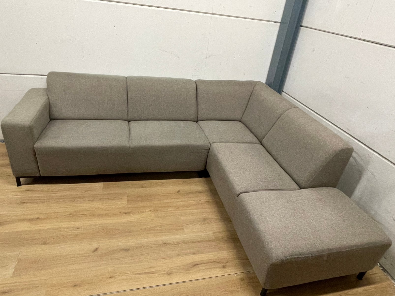 Mooie luxe taupe grijze moderne hoekbank - GEREINIGD!!!