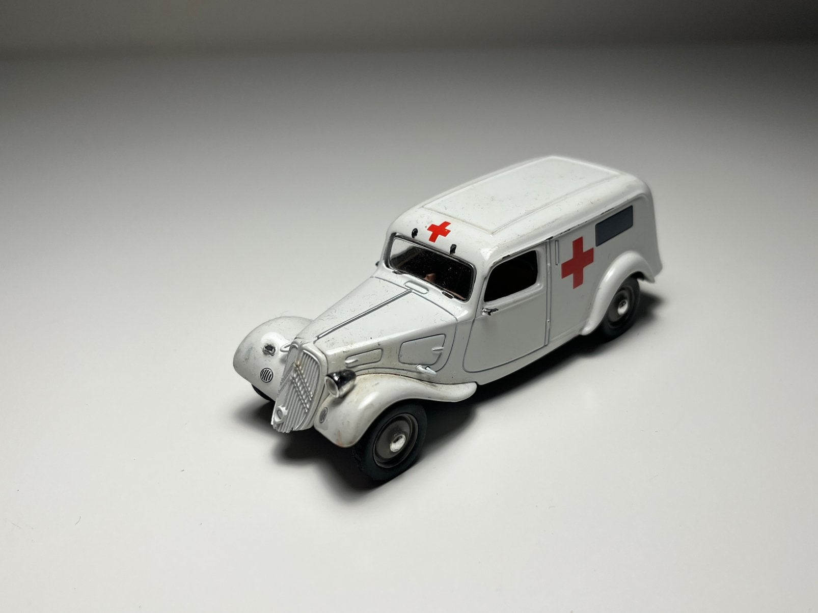 Norev - Citroën Traction 11BL Fourgonnette Ambulance - 1:43, Ophalen of Verzenden, Gebruikt, Auto, Norev
