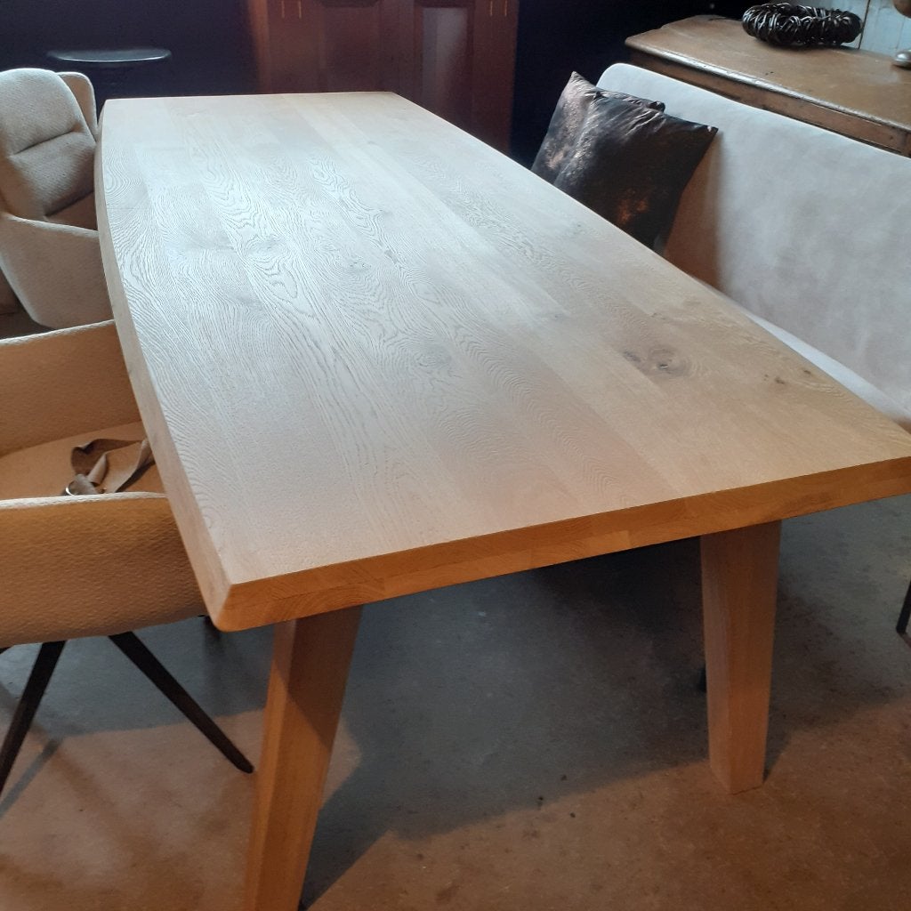 Massief eiken eettafel met houten tapse poten .NIEUW., Eikenhout, Rechthoekig, Nieuw, 200 cm of meer