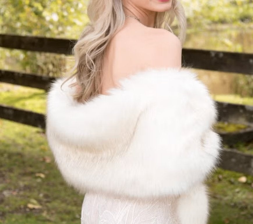 Prachtige bruid faux fur stola ivoor. Heel warm!, Ophalen of Verzenden, Zo goed als nieuw, Overige kleuren, Accessoires