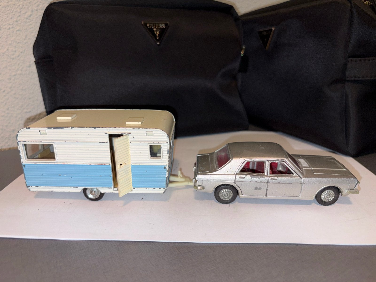 Dinky Toys Ford Zodiac met Caravan - Vintage Speelgoed, Ophalen of Verzenden, Gebruikt, Auto