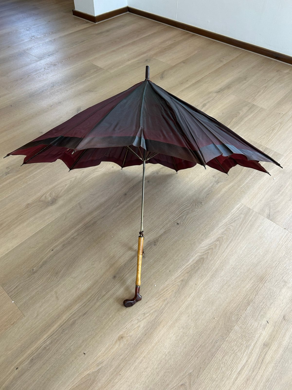 Vintage paraplu met houten handvat en hoes, Antiek en Kunst, Ophalen of Verzenden, Dames