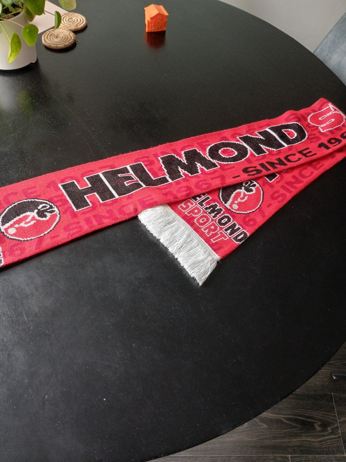Helmond Sport Sjaal - Rood/Zwart, Kleding | Dames, Mutsen, Sjaals en Handschoenen, Helmond Sport, Ophalen of Verzenden, Zo goed als nieuw