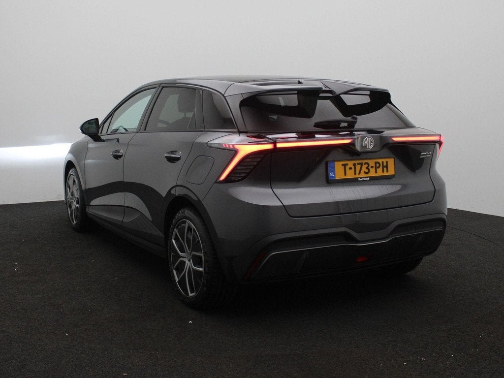 MG 4 Long Range Luxury 64 kWh | Carplay | Stoelverwarming |, Auto's, MG, Automaat, 12 maanden, Gebruikt, 1650 kg