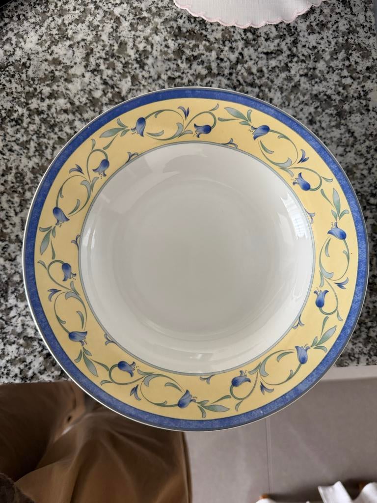 Serviceset met bloemmotief blauw & geel, Gebruikt, Keramiek, Ophalen of Verzenden, Bord(en)