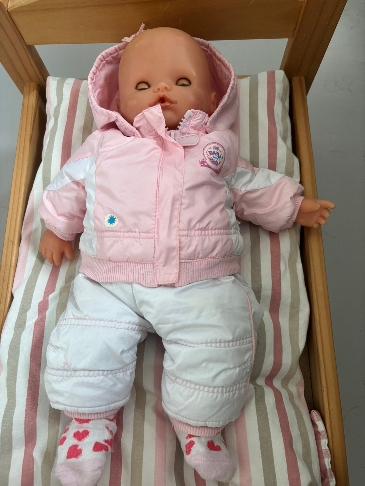 Babypop met houten poppenbedje, matras en omkeerbaar dekbed, Ophalen of Verzenden, Zo goed als nieuw, Babypop