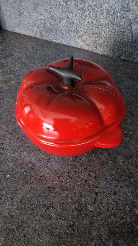 Le Creuset Tomatenpan - keramiek, Ophalen of Verzenden, Zo goed als nieuw, Gietijzer, Koekenpan of Braadpan