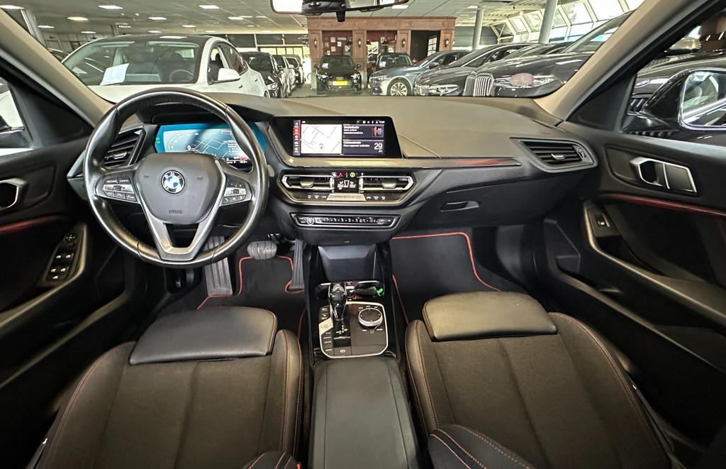 BMW 1-serie 118i Executive Edition/1STE EIG/NAVI/CARPLAY/LED, Auto's, BMW, Gebruikt, Leder en Stof, Zwart, Origineel Nederlands