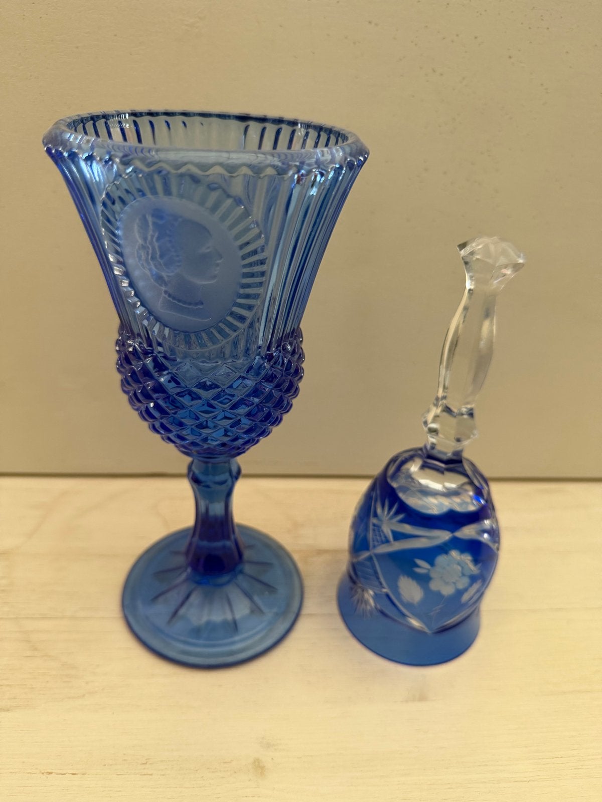 Vintage blauw glas: kelk met portret en bel, Antiek en Kunst, Ophalen of Verzenden