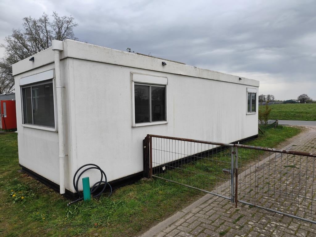 Nette kantoorunit 9,20 x 2,95 meter, airco, rolluiken, Ophalen