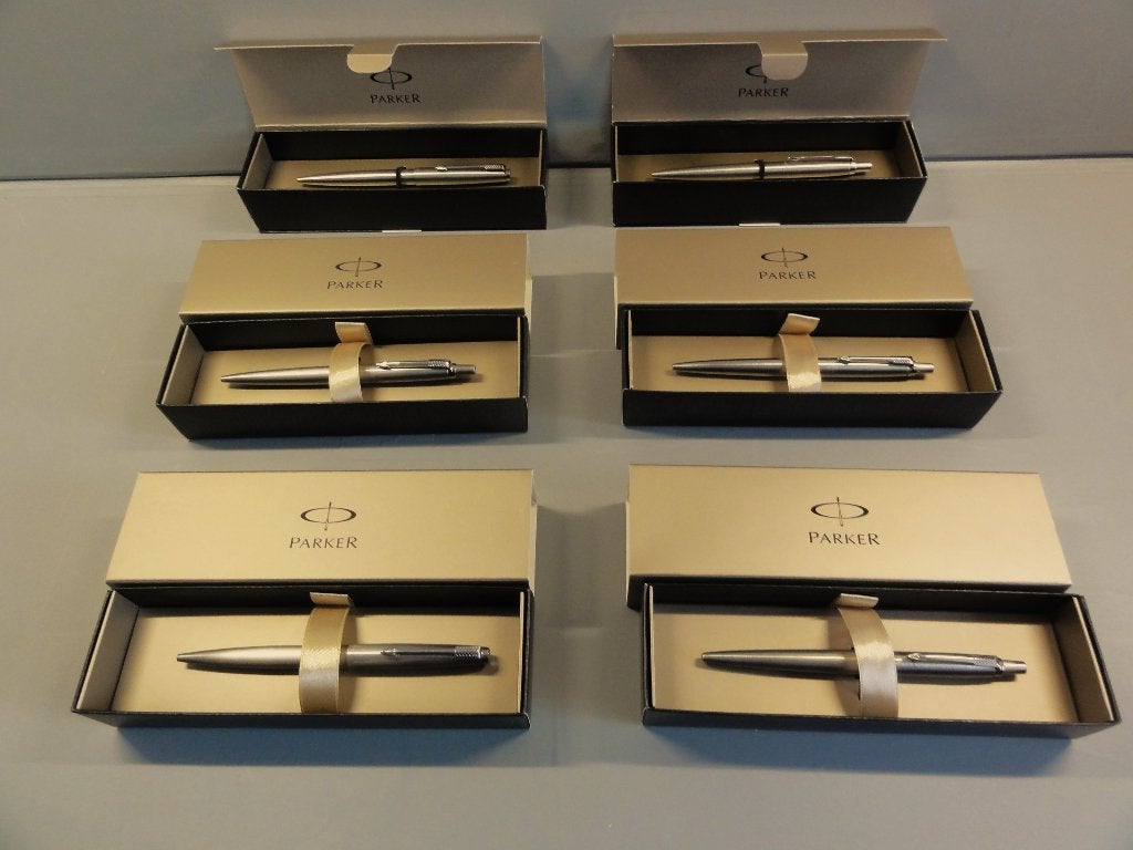 PARKER JOTTER CHR/STEEL IN GESCHENKDOOS MET NIEUWE VULLING, Verzamelen, Pennenverzamelingen, Met doosje, Ophalen of Verzenden