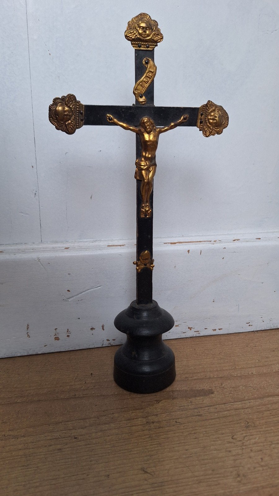 antieke houten kruisje, met koperen ornamenten, Ophalen of Verzenden