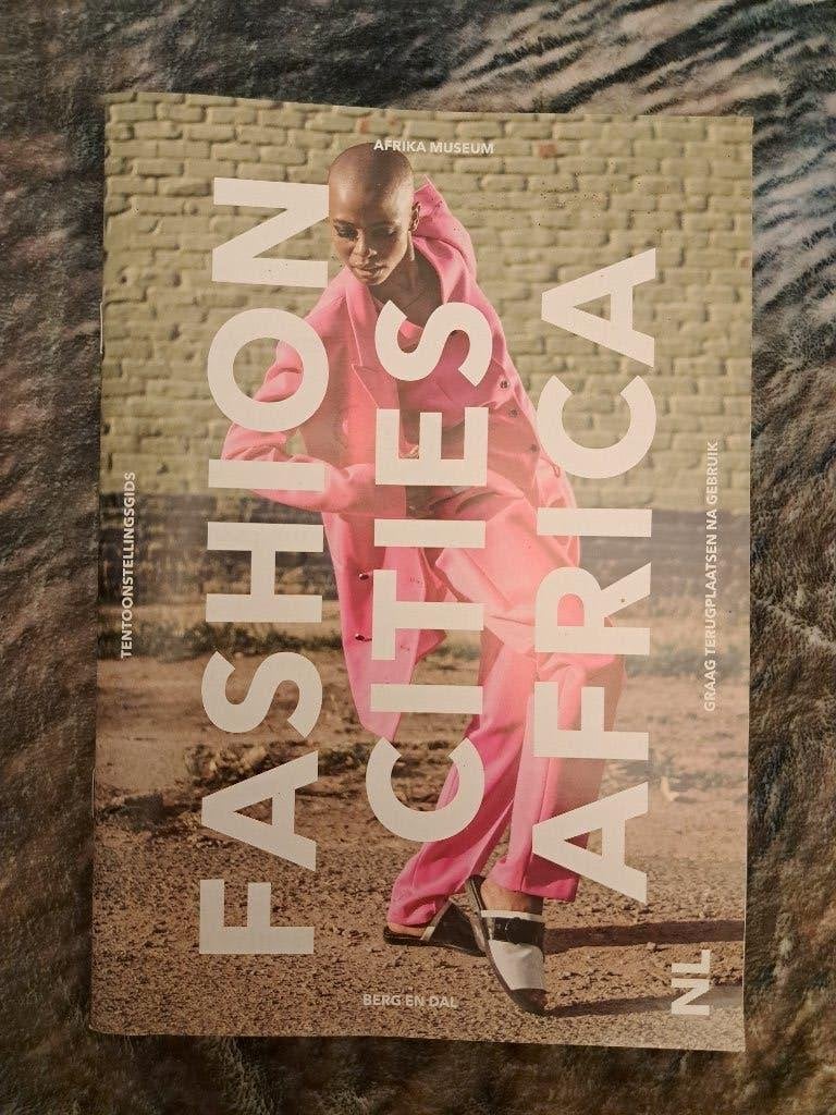 Fashion Cities Africa - Afrika Museum Tentoonstellingsgids, Afrika Museum, Ophalen of Verzenden, Zo goed als nieuw, Overige onderwerpen