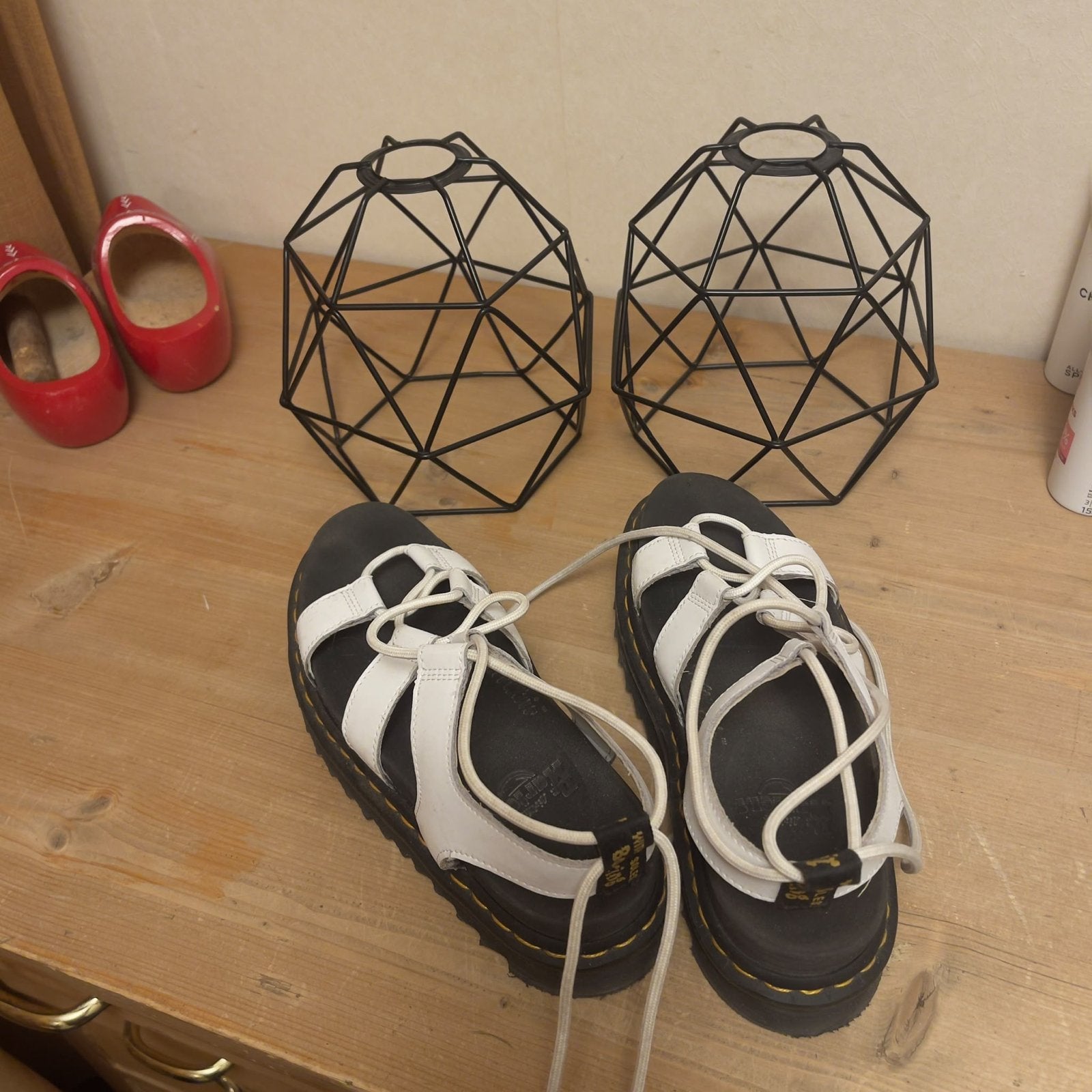 Dr. Martens sandalen met veter, Ophalen of Verzenden, Zo goed als nieuw, Wit, Sandalen of Muiltjes