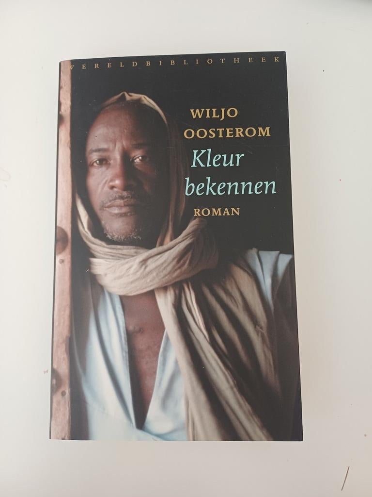 Wiljo Oosterom - Kleur Bekennen (Roman), Boeken, Ophalen of Verzenden, Gelezen