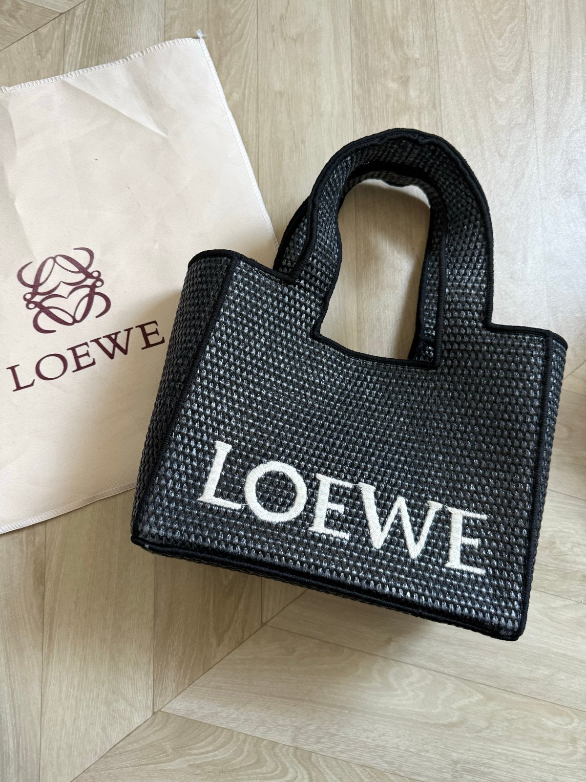 Loewe damestas incl dustbag, Ophalen of Verzenden, Zo goed als nieuw, Zwart, Handtas