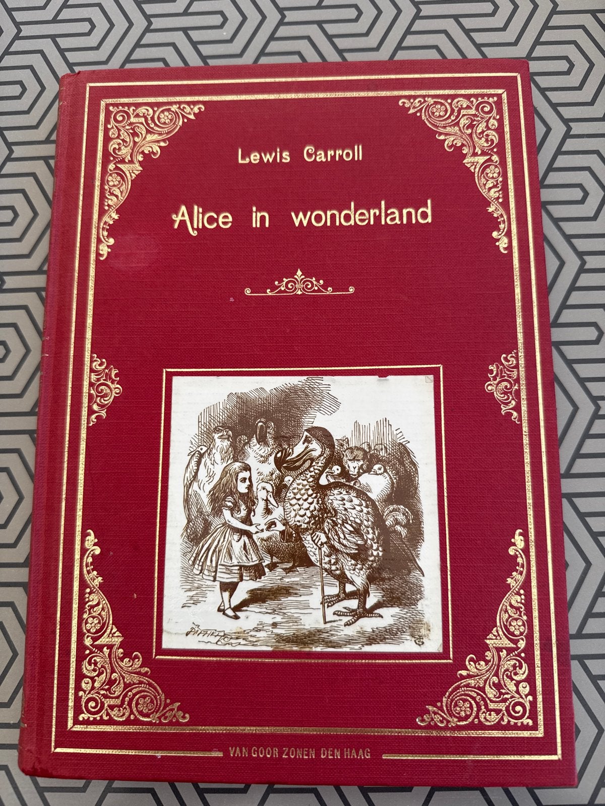 Alice in Wonderland - Lewis Carroll (Tiende Druk), Ophalen of Verzenden, Zo goed als nieuw, Nederland