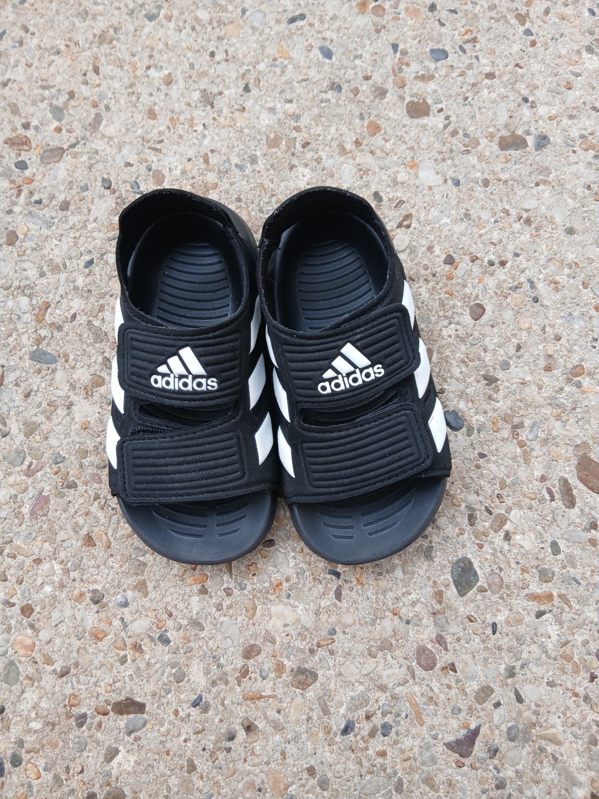 Nieuwe zwarte Adidas slippers maat 25 (vallen klein), Ophalen, Adidas, Schoenen, Nieuw