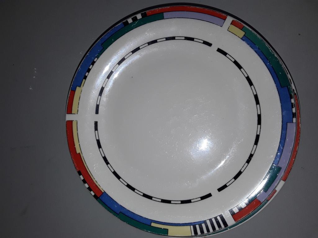 8 vrolijke gekleurde borden, Ophalen of Verzenden, Aardewerk, Overige stijlen, Bord(en)