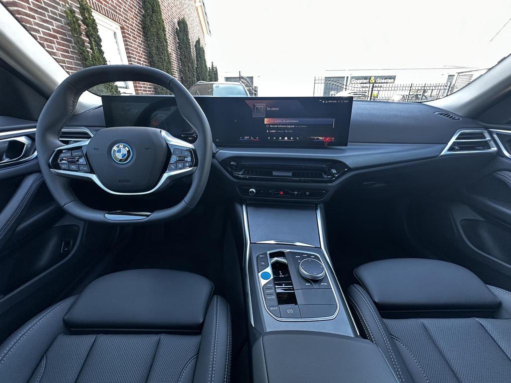 BMW i4 eDrive35 70 kWh, Auto's, BMW, Gebruikt, Zwart, Zwart, 286 pk