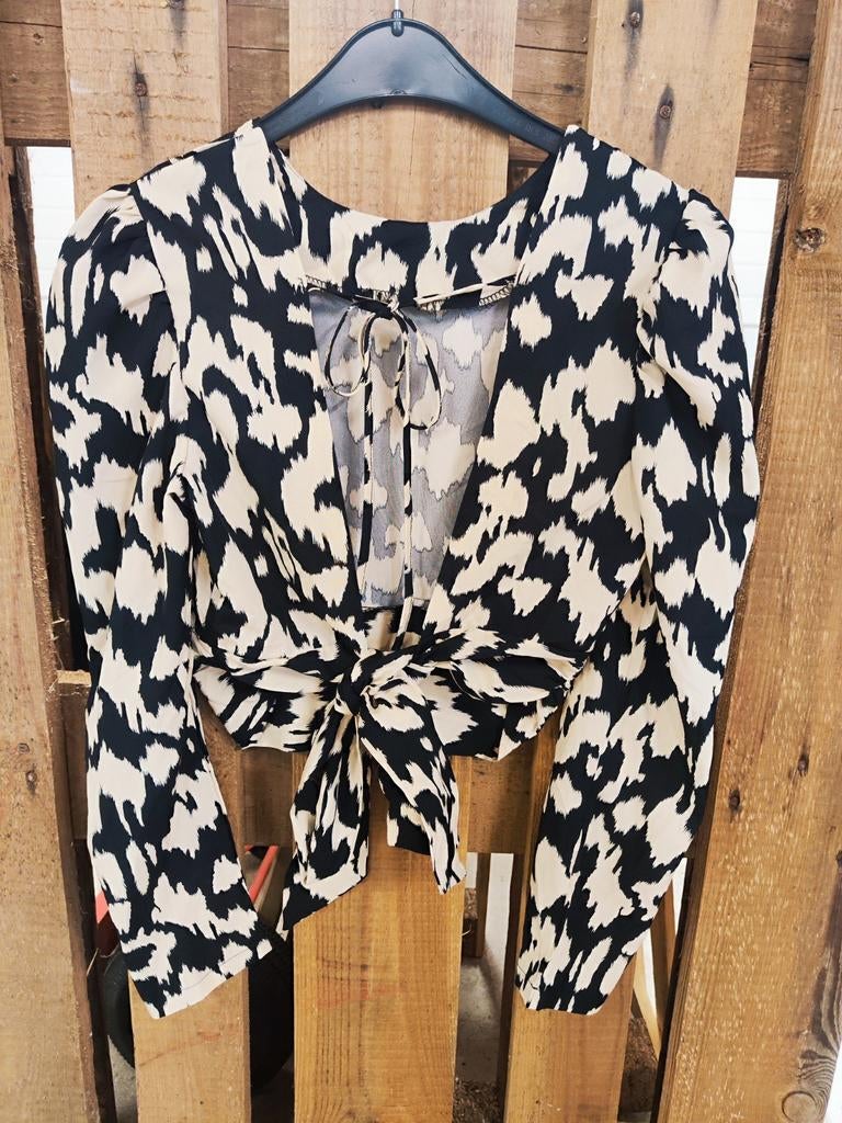 Zwart-wit crop top met lange mouwen en strikdetail, Kleding | Dames, Tops, Zo goed als nieuw, Maat 36 (S), Zwart, Lange mouw, Ophalen of Verzenden