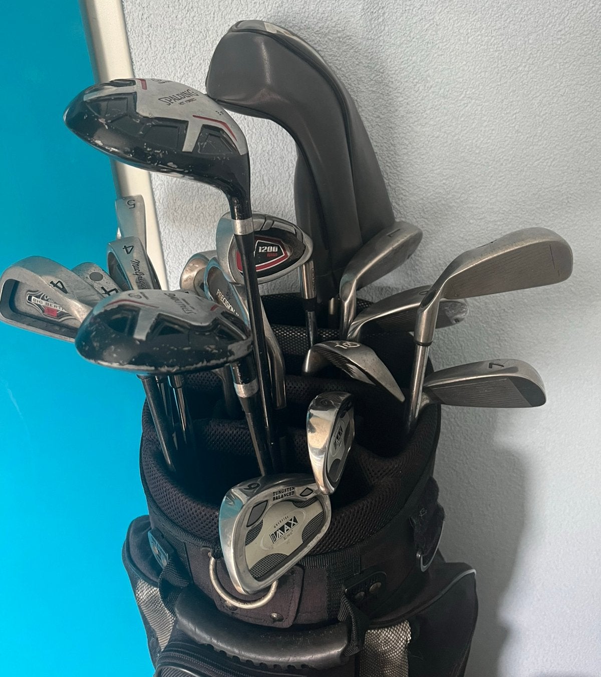 Golftas + 18 golfclubs van diverse topmerken, Ophalen, Gebruikt, Set