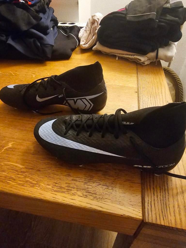 Nike Voetbalschoenen dames/meiden, Ophalen of Verzenden, Zo goed als nieuw, Schoenen
