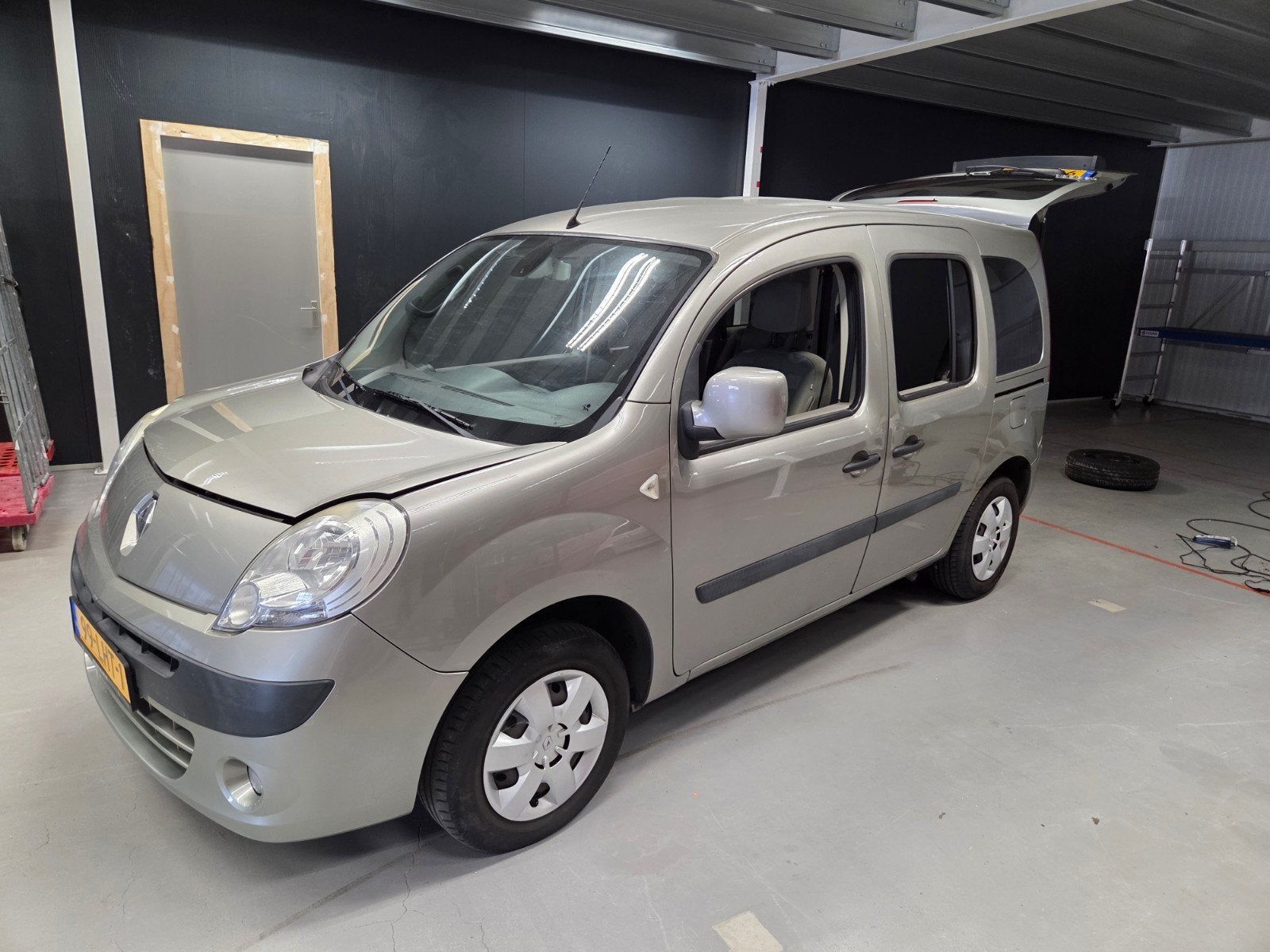 Rolstoel Kangoo automaat VB luchtvering 1.6, Auto's, Stof, Beige, 4 cilinders, Renault