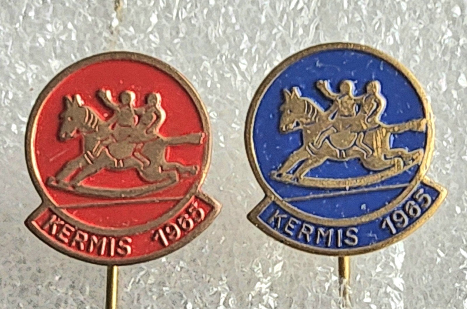 2 Vintage Kermis Speldjes 1963 & 1965, Verzamelen, Ophalen of Verzenden, Gebruikt, Overige onderwerpen, Speldje of Pin