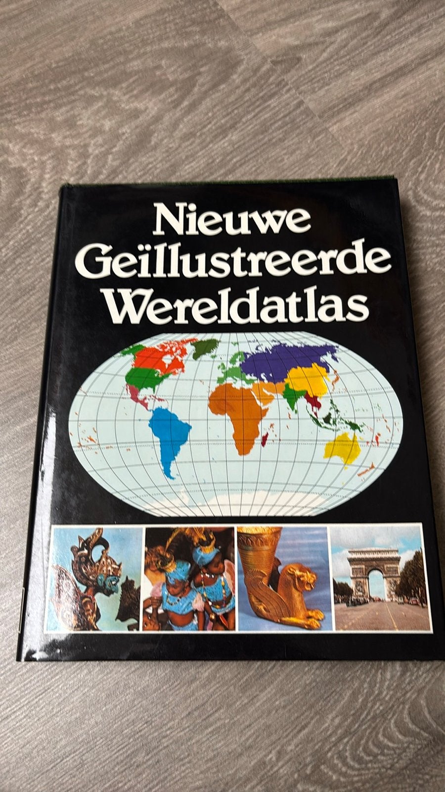Nieuwe Geïllustreerde Wereldatlas - Uitgebreide Editie, Overige atlassen, Ophalen of Verzenden, Zo goed als nieuw, 1800 tot 2000
