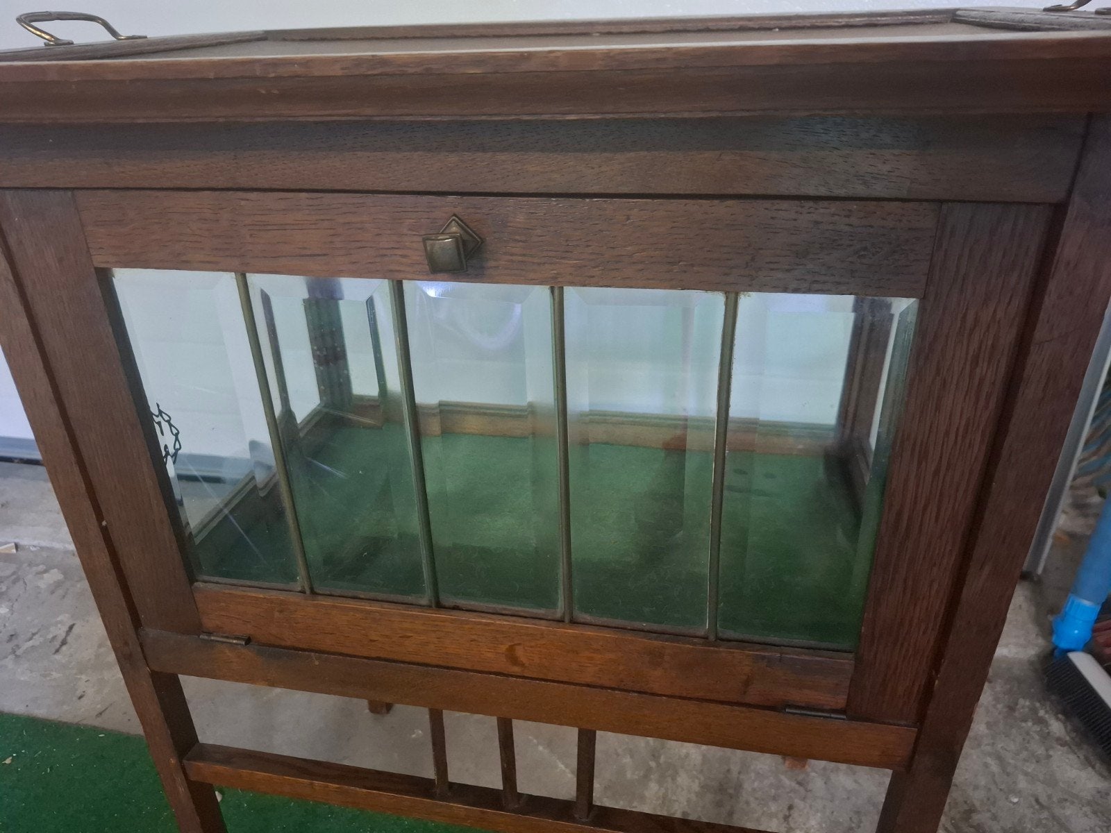 Antieke houten vitrinekast (ca. 1920 1930) met glazen panele, Ophalen