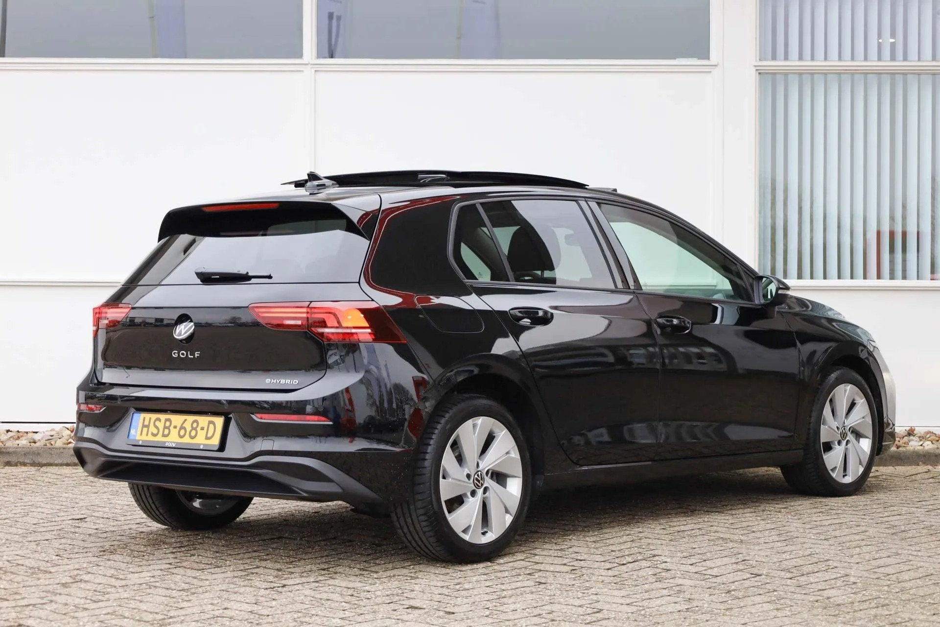 Volkswagen Golf 1.5 eHybrid 204pk Life Edition (bj 2025), 4 cilinders, Zwart, Bedrijf, 1700 kg