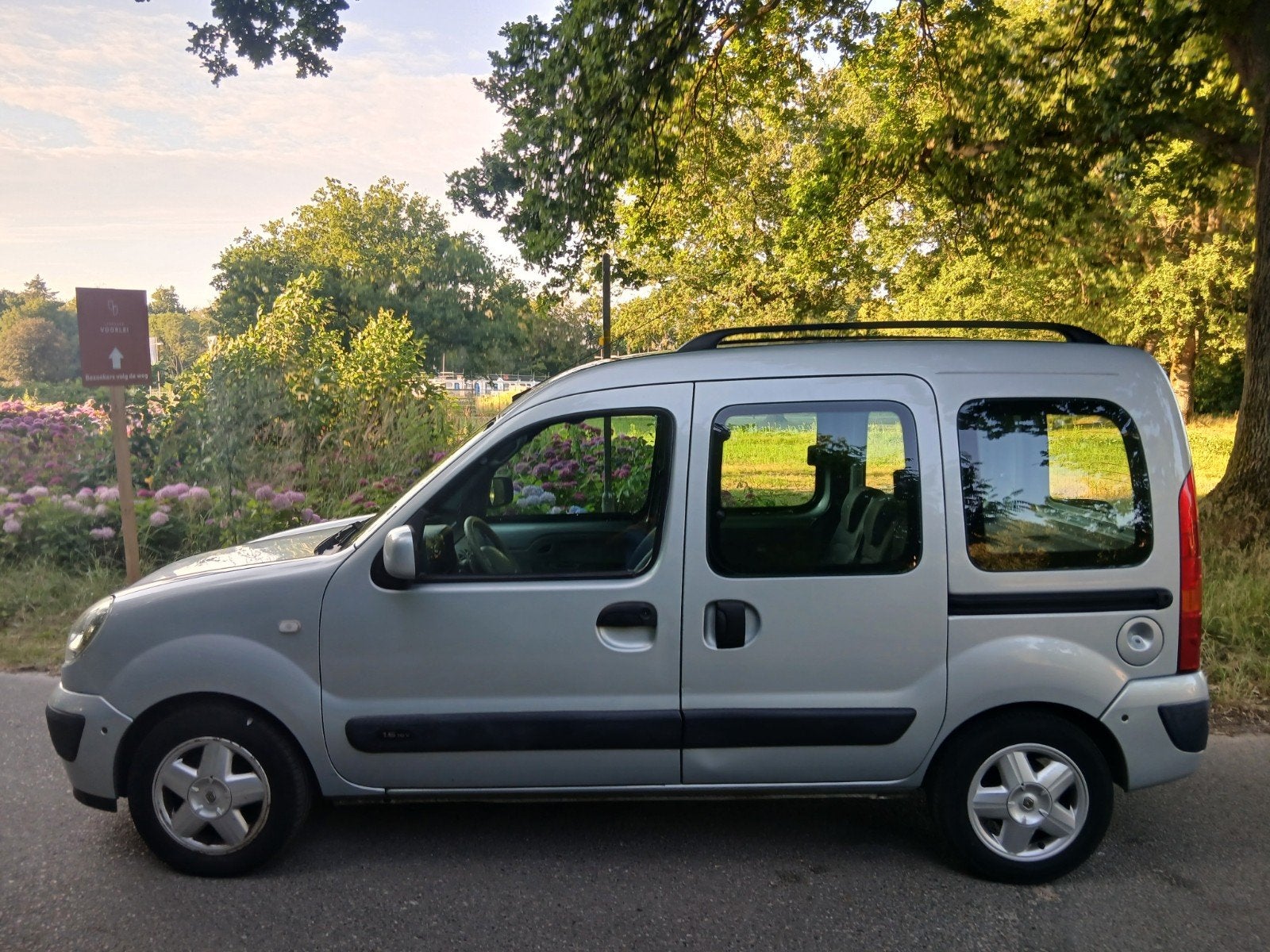 Kangoo Automaat 1.6i 16V 2X Schuifdeur Airco Trekhaak Nw Apk, Auto's, Stof, 4 cilinders, Parkeersensor, Particulier