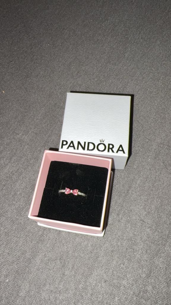 Pandora ring met roze strik en steentjes, maat 50, Met kristal, Gebruikt, Ophalen of Verzenden, Dame