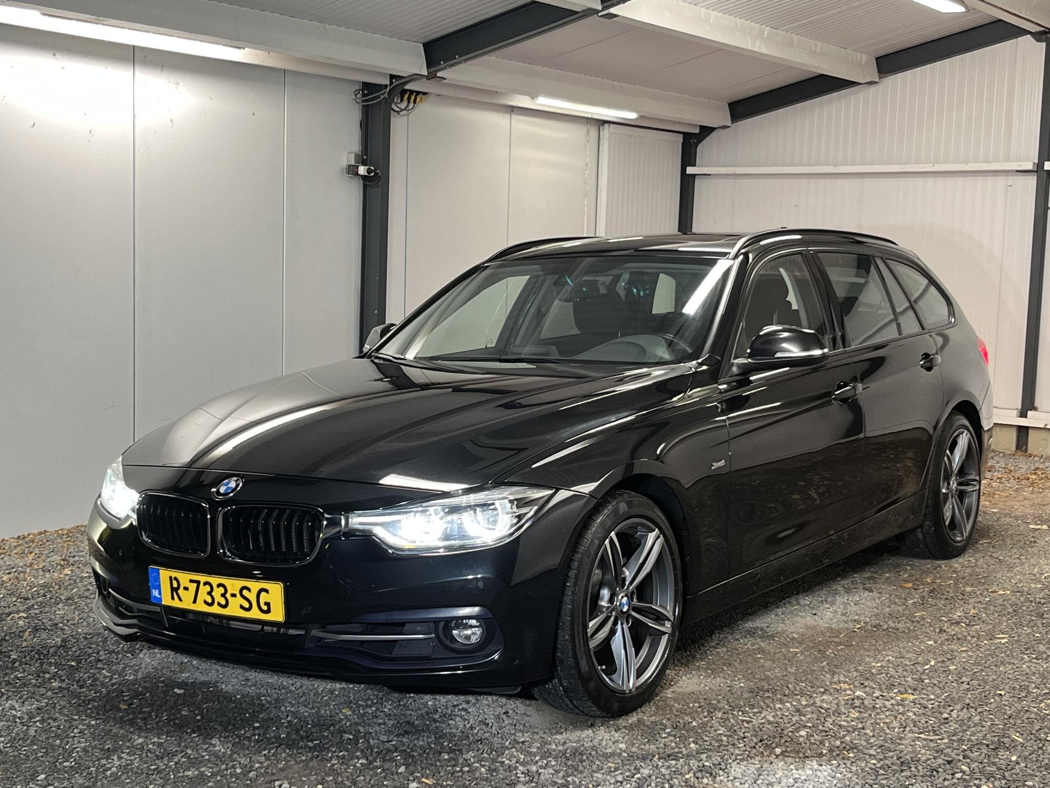BMW 318i Touring High Exe AUT. 8-2017 PANO NAVI LED ST.VERW, Auto's, Automaat, Gebruikt, Euro 6, 1465 kg