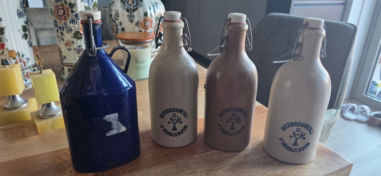et van 4 vintage stenen bierkruiken / beugelflessen, Ophalen of Verzenden, Blauw