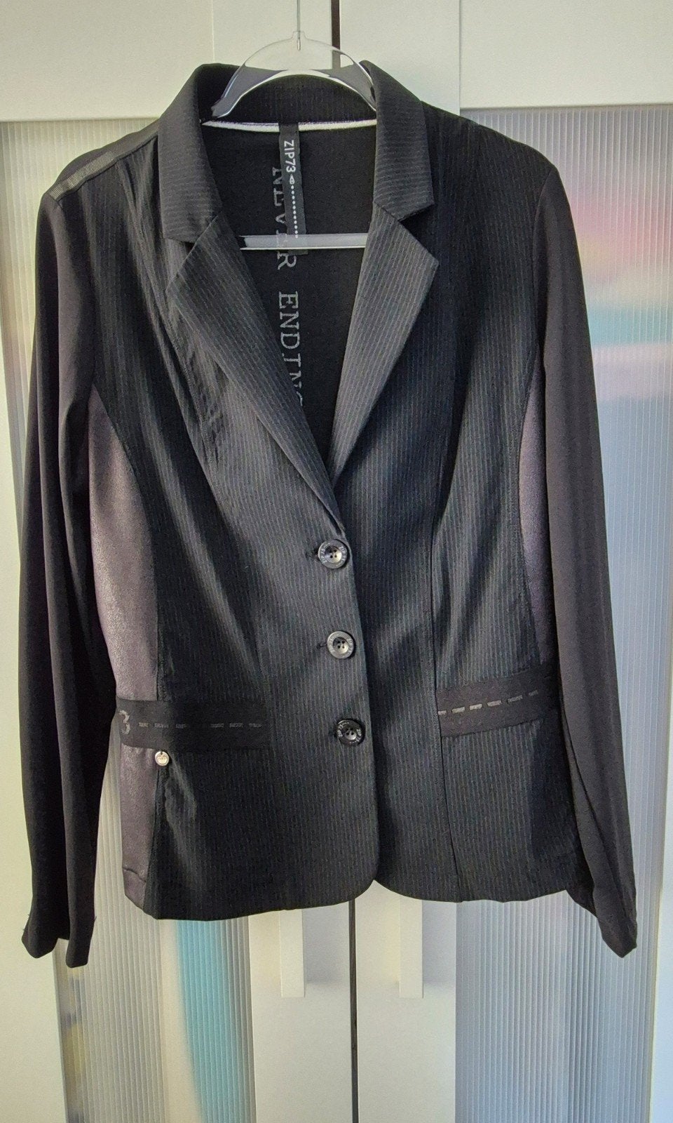 Zwart jasje van Zip 73, Kleding | Dames, Ophalen of Verzenden, Zo goed als nieuw, Maat 42/44 (L), Zwart