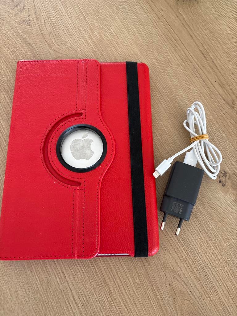 Apple iPad met rode hoes en oplader, 10 inch, Gebruikt, Apple iPad, Ophalen of Verzenden