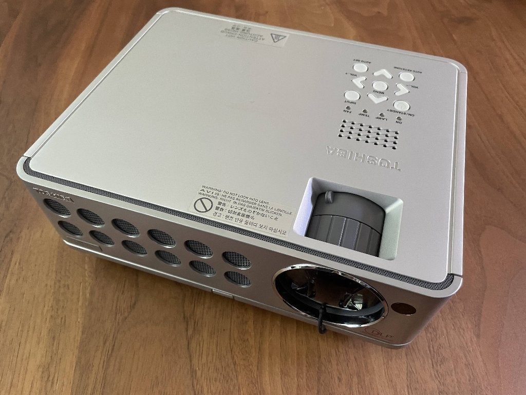 TOSHIBA TDP-D1 Projector Beamer DLP XGA (voetballen?), Ophalen of Verzenden, Zo goed als nieuw, LED, Overige resoluties