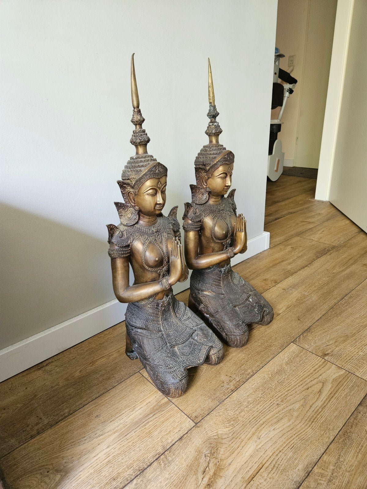 Set van 2 Thaise knielende beelden (Poortwachters), Ophalen, Handgemaakt, 50 - 100 cm, Brons
