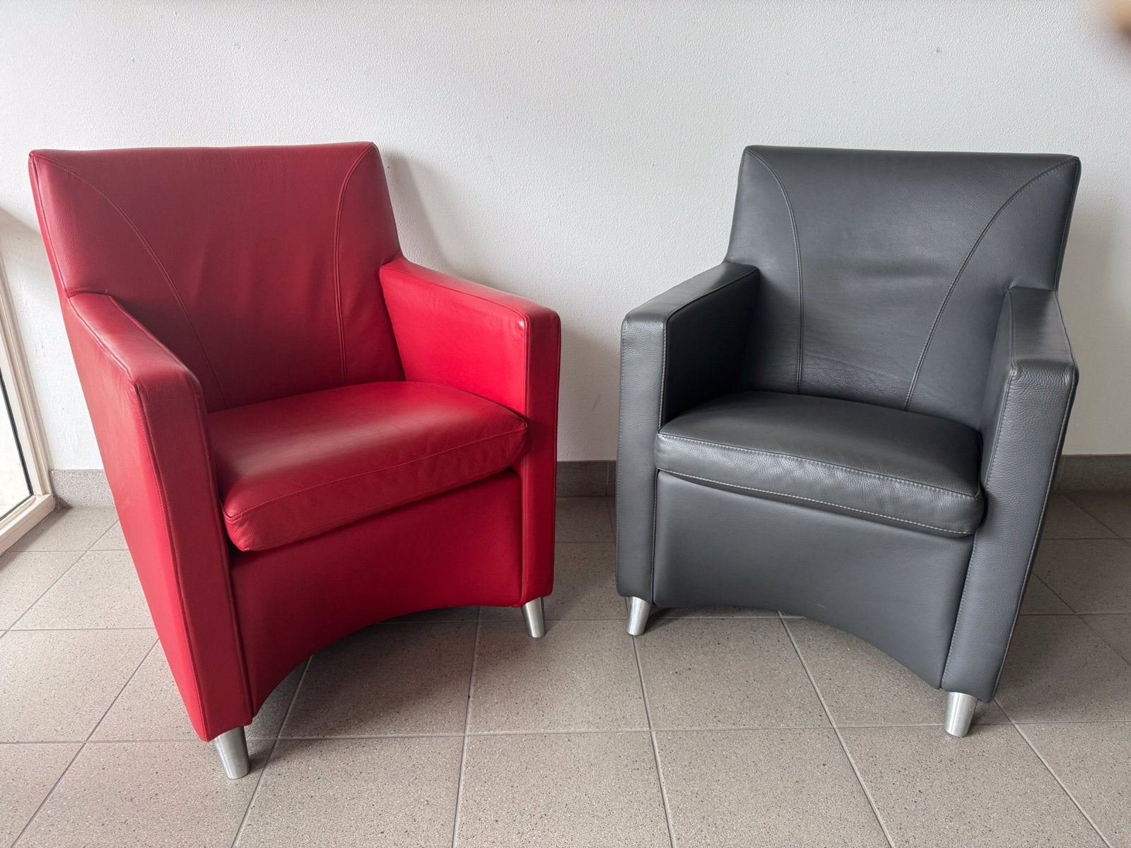 Leolux Dolcinea Fauteuil - Pomodoro rood leer/muisgrijs, Huis en Inrichting, Fauteuils, Ophalen, Zo goed als nieuw, Leolux, rood leer, topconditie, design, muisgrijs