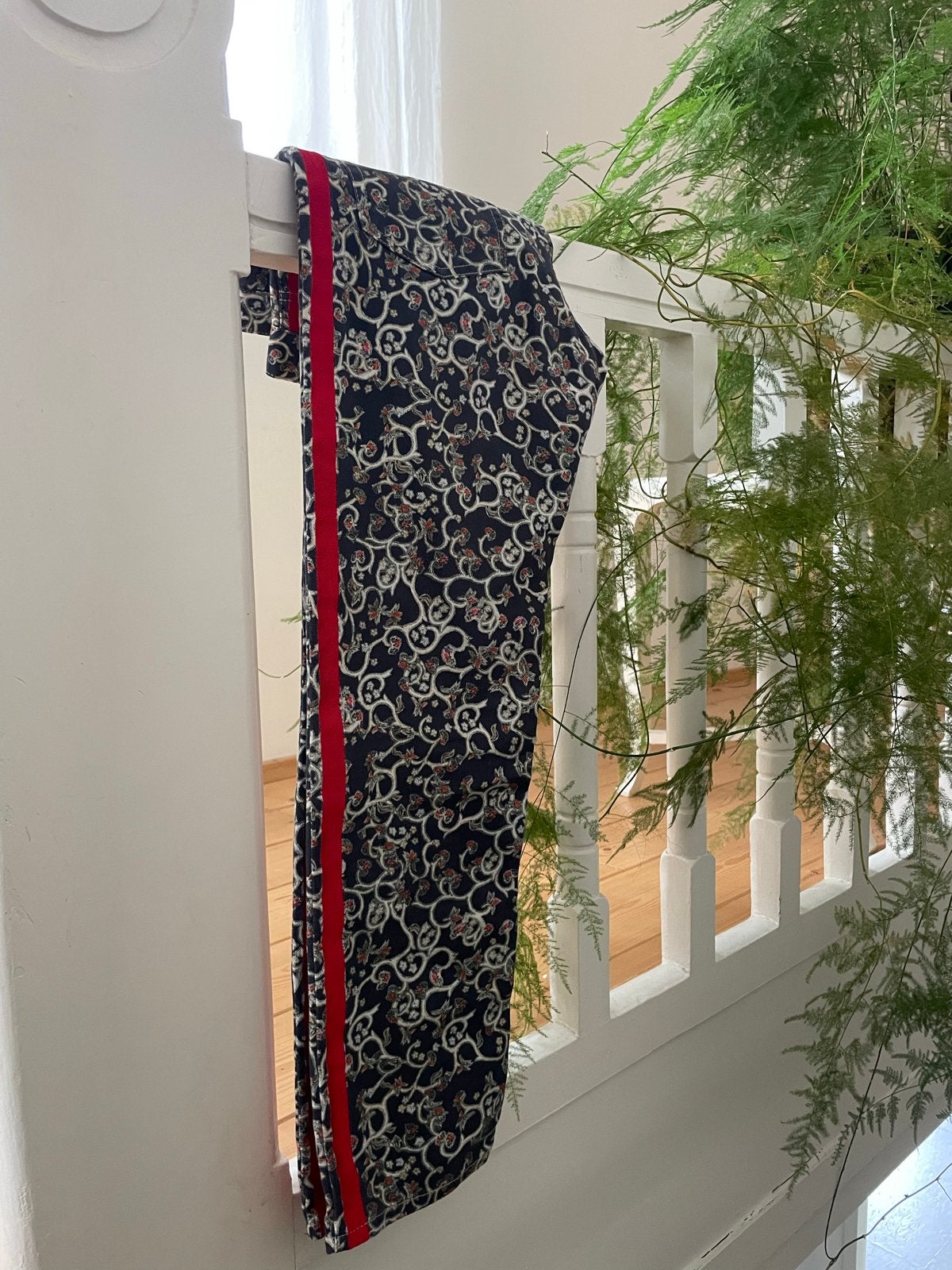 Isabel Marant Étoile spijkerbroek met print en rode streep, Kleding | Dames, Broeken en Pantalons, Maat 38/40 (M), Nieuw, Driekwart