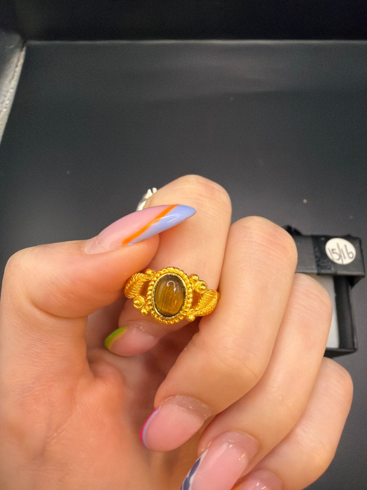 Ring van verguld messing met tijgeroog steen, maat 15/16, Ophalen of Verzenden, X, Met edelsteen, Dame