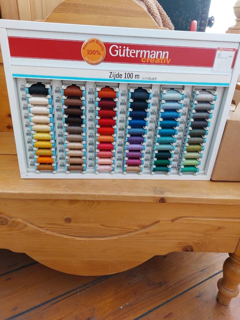 Garenkast met 180 klosjes zijden naaigaren (60 kleuren), Hobby en Vrije tijd, Naaien en Fournituren, Ophalen of Verzenden, Zo goed als nieuw
