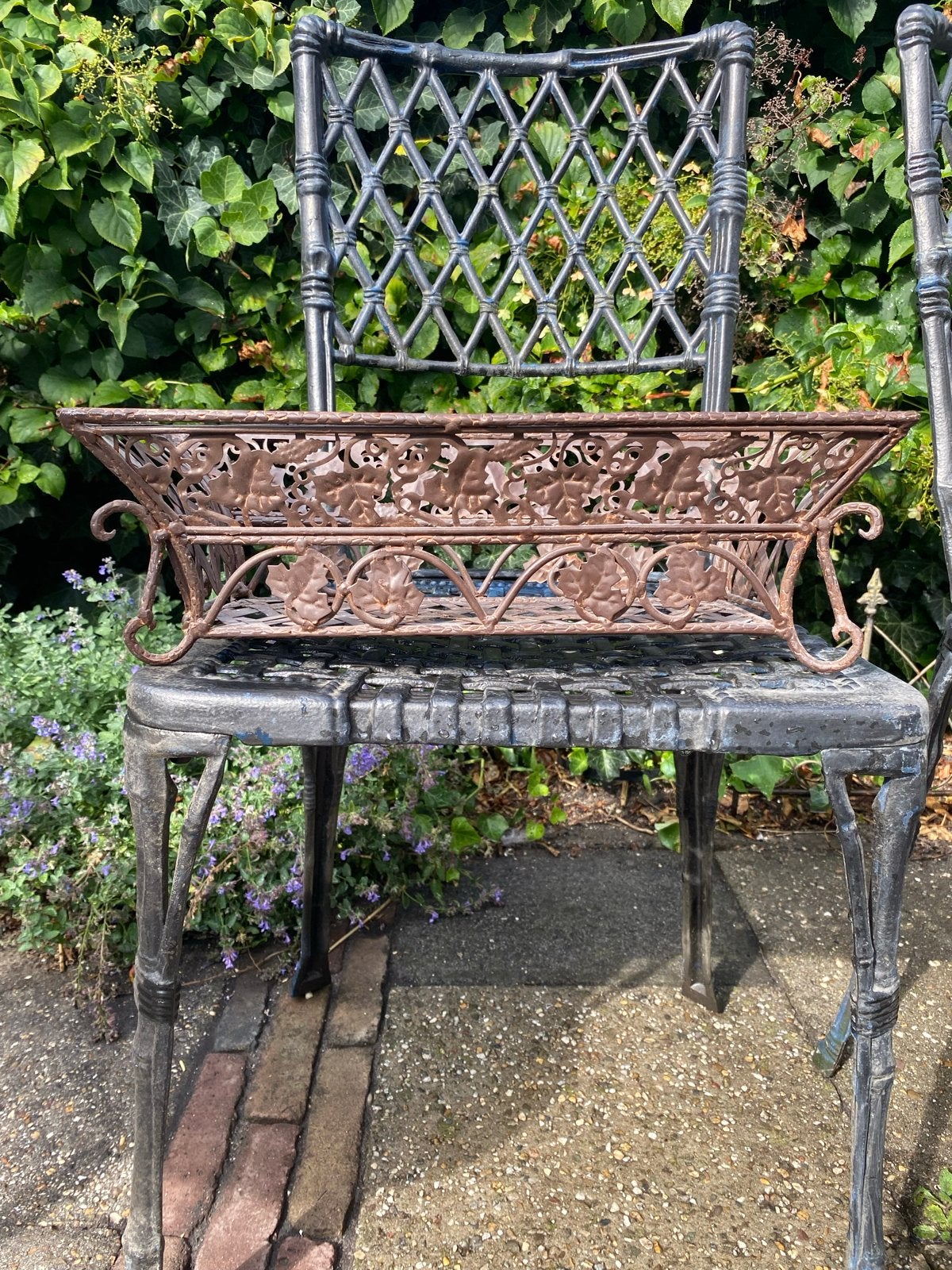 Decoratieve zware gietijzeren plantenbak / bloembak brocant, Antiek en Kunst, Ophalen