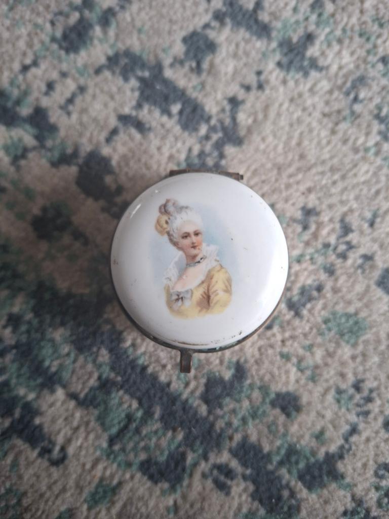 Antieke Pillendoosje met Dame Portret, Ophalen of Verzenden