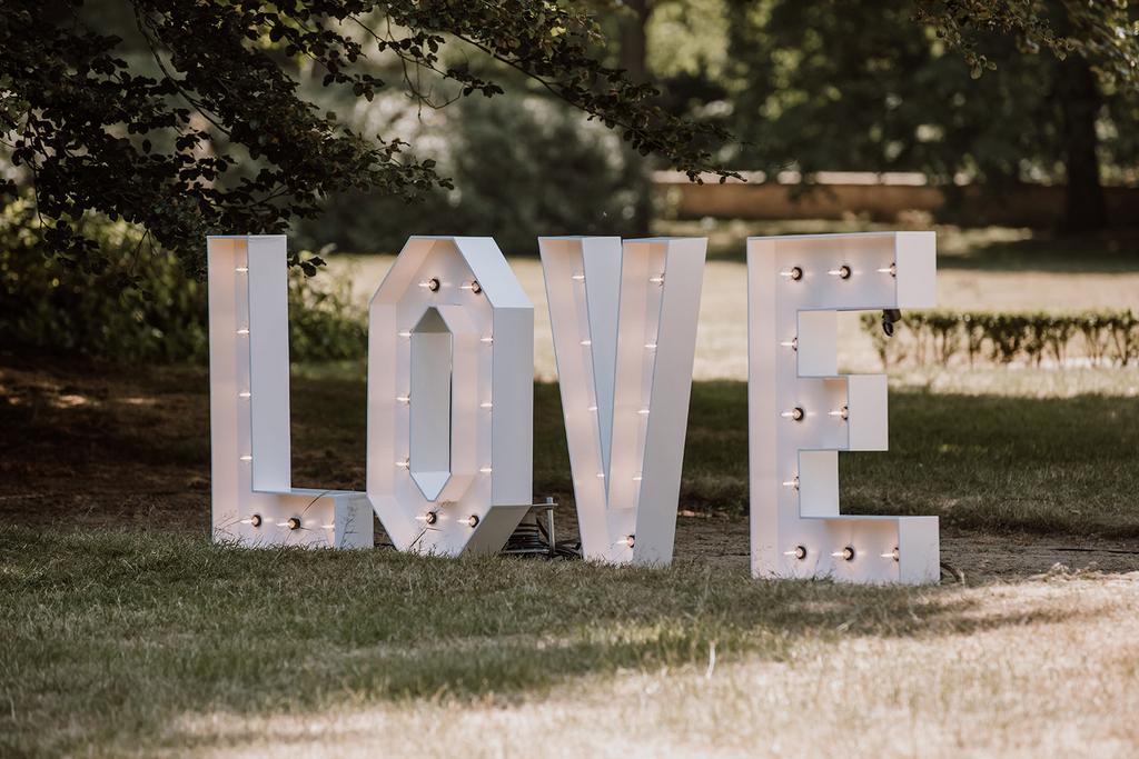 Bruiloft LOVE letter decoratie te huur & te koop, Ophalen, Zo goed als nieuw, Geboorte of Huwelijk