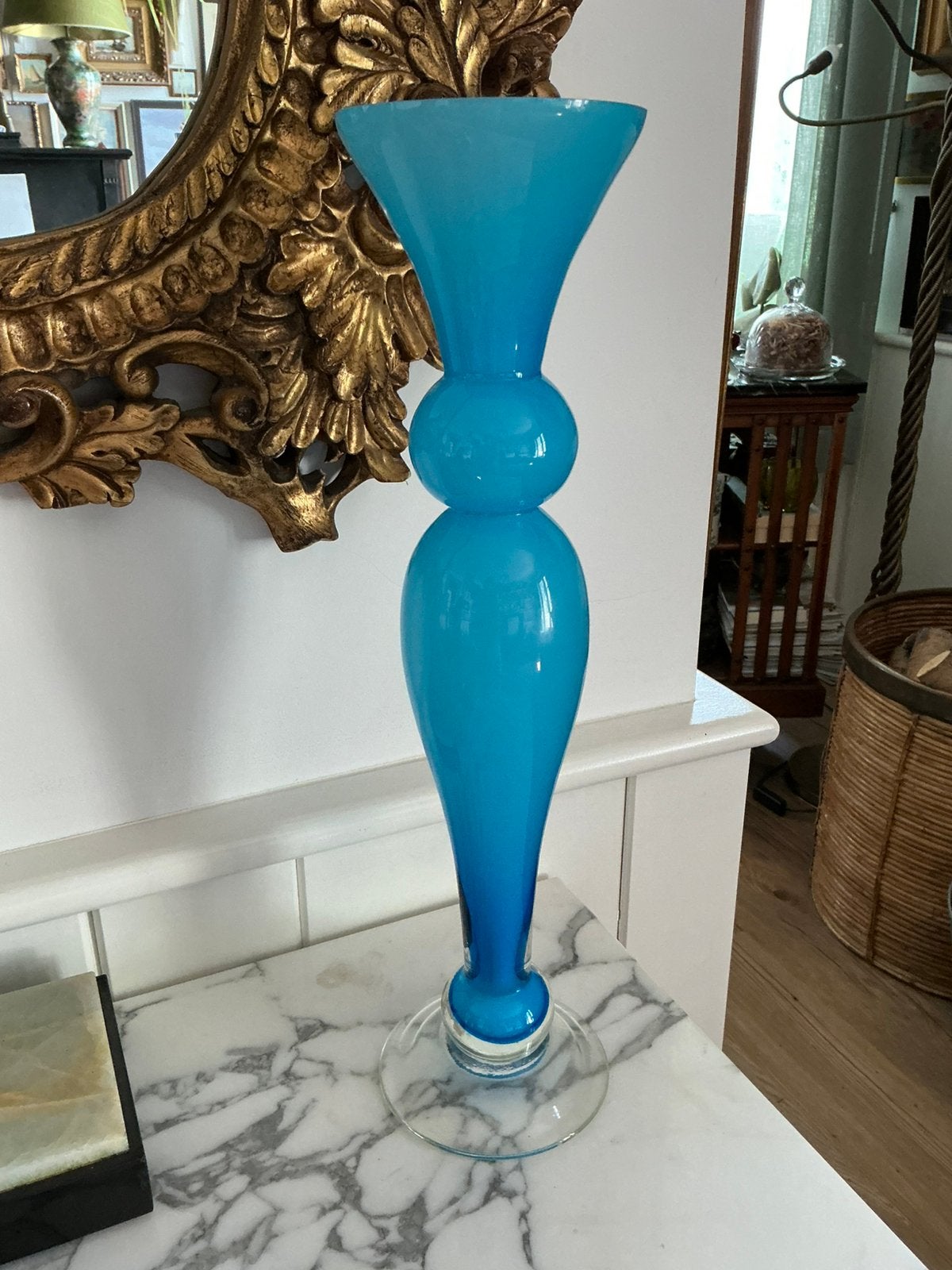 Mooie hoge turquoise glazen vaas, 44,5 cm hoog. Opaline glas, Huis en Inrichting, Ophalen of Verzenden, Zo goed als nieuw, Blauw